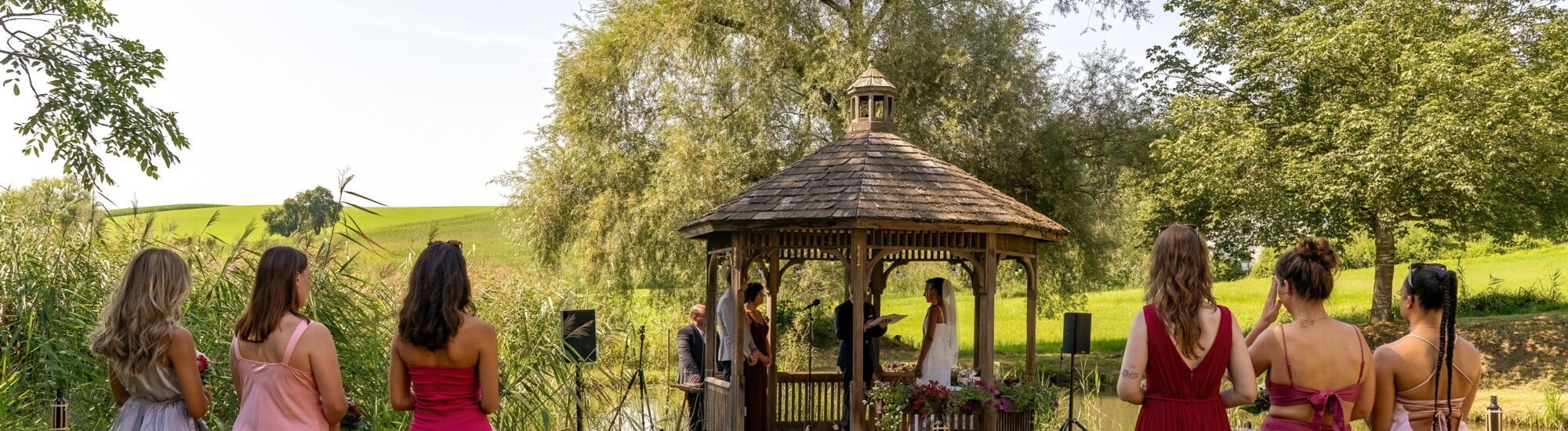 Freie Trauung in der Natur – Antworten auf die häufigsten Fragen zu Traurednern"